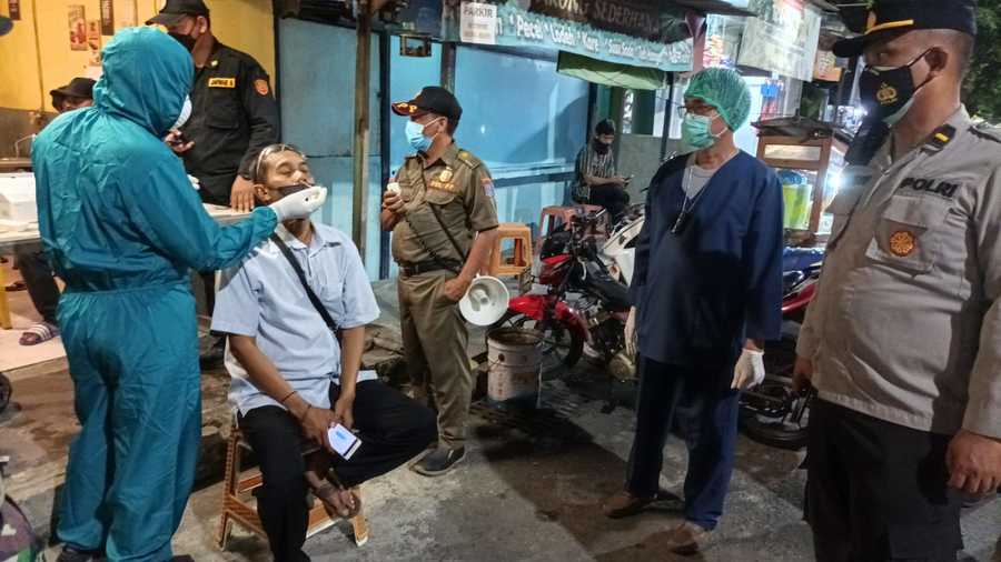 Tim Swab Hunter Pemkot Surabaya.