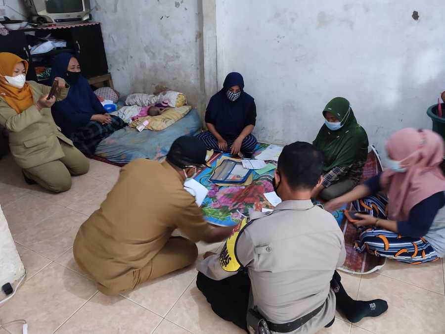 Outreach aparat ke rumah Eni Susilowati atau ibu dari Natasya Aurelia Cahya Putri, bayi berusia 8 tahun.