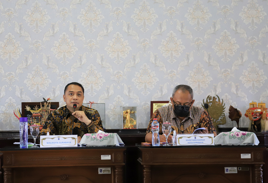  Wali Kota Surabaya Eri Cahyadi, saat menyampaikan paparan evaluasi terhadap penilaian Sistem Akuntabilitas Kinerja Instansi Pemerintah Reformasi dan Birokrasi (SAKIB RB) Tahun 2021 kepada Kemenpan RB melalui virtual di ruang sidang wali kota, Kamis (09/9