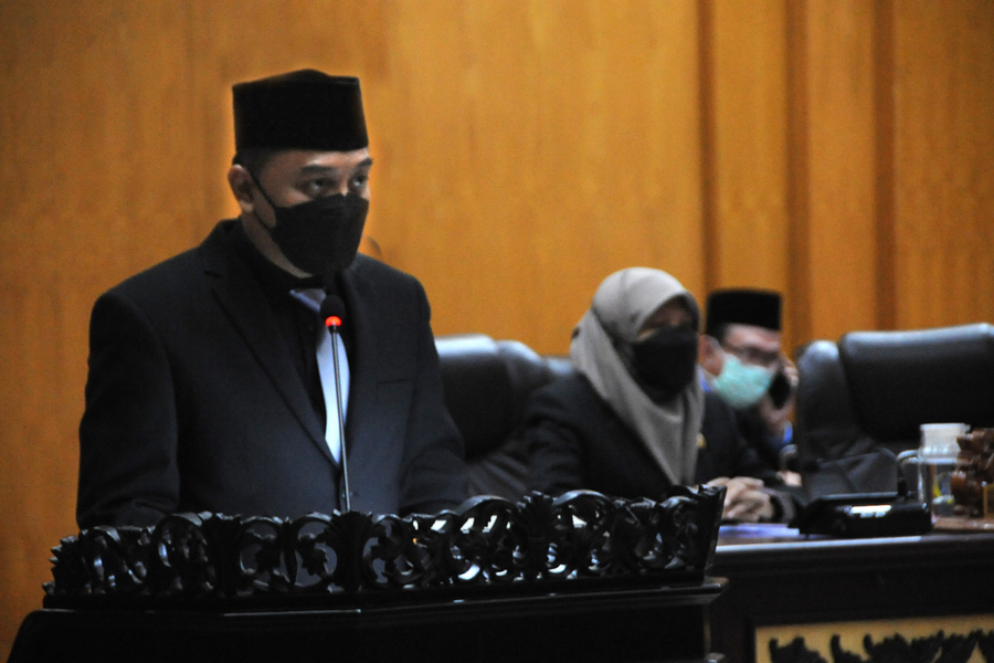 Wali Kota Surabaya Eri Cahyadi dalam Sidang Paripurna pengesahan Raperda Perubahan APBD 2021 di gedung DPRD.