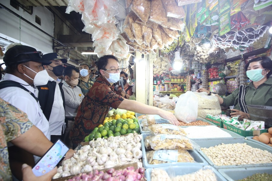Wamendag dan Wali Kota Surabaya sidak harga bahan kebutuhan pokok di Pasar Wonokromo, Surabaya.