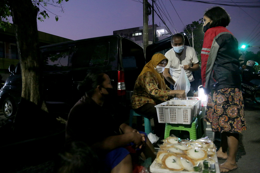 Pedagang dan pembeli saat berjualan di halaman Pasar Kembang.