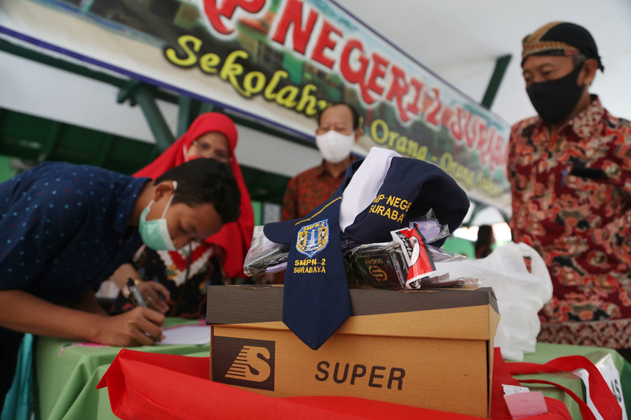 Pembagian seragam di SMPN 2 Surabaya. (IST)