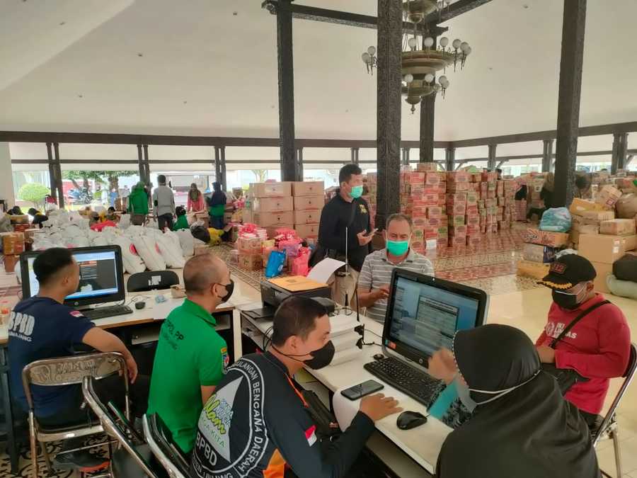 Pemkot Surabaya kirim bantuan, peralatan, dan personel.