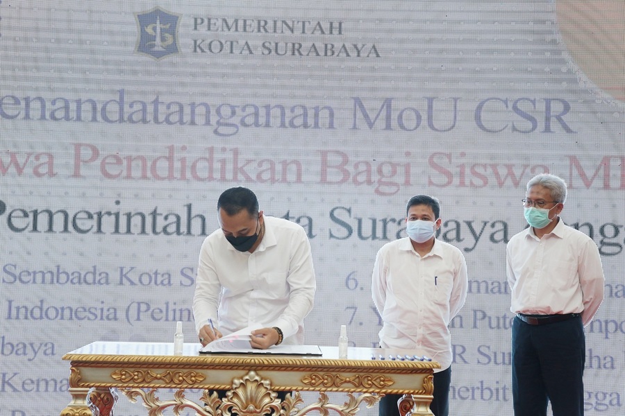 Penandatanganan Nota Kesepahaman Bersama (NKB) terkait CSR beasiswa pendidikan bagi siswa MBR di Balai Kota Surabaya.