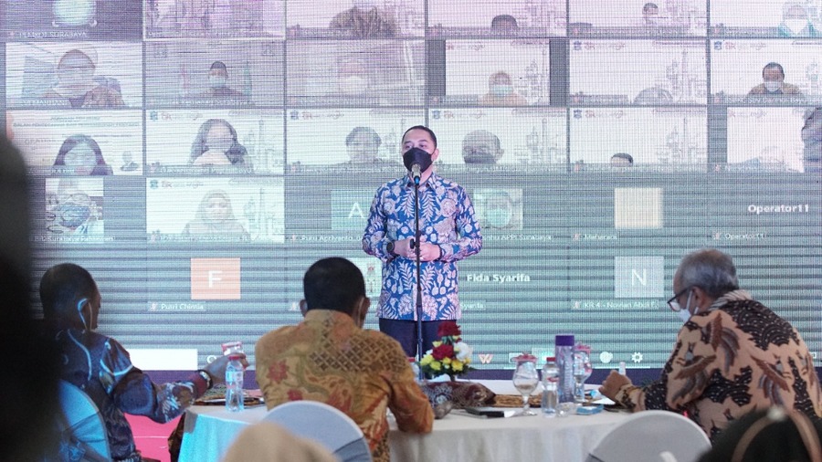 Pengukuhan langsung oleh Wali Kota Surabaya Eri Cahyadi bersama Kepala OJK Regional IV Jatim Bambang Mukti Riyadi di Lobby Lantai 2 Balai Kota Surabaya, Senin (1/11/2021).