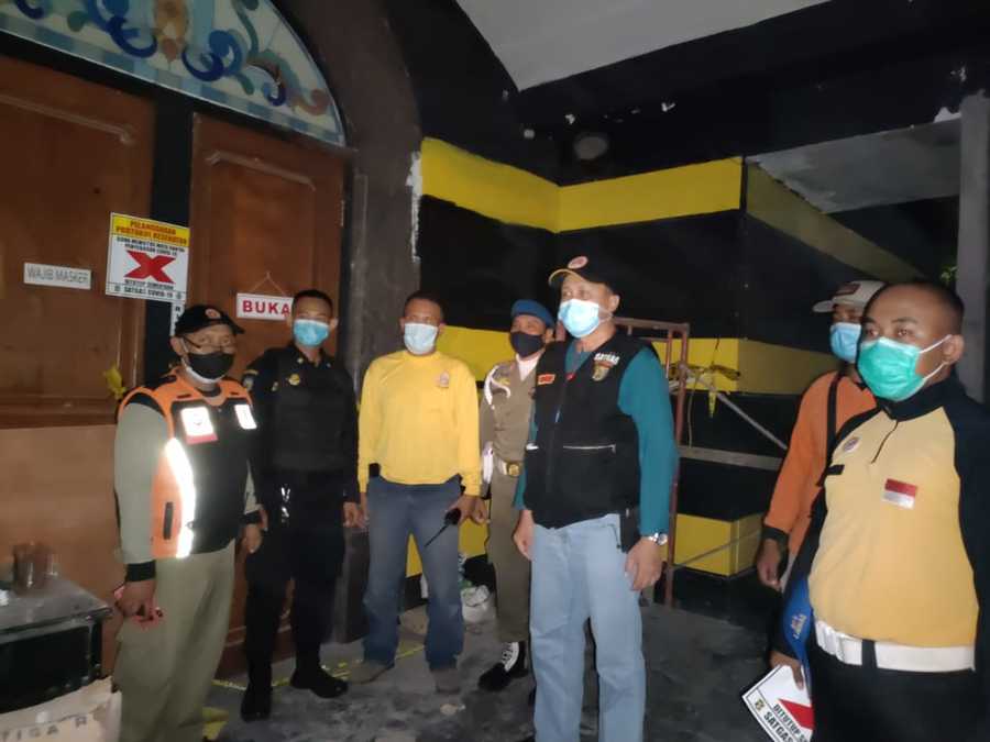 Suasana penggerebekan RHU di Kalibokor, Surabaya.