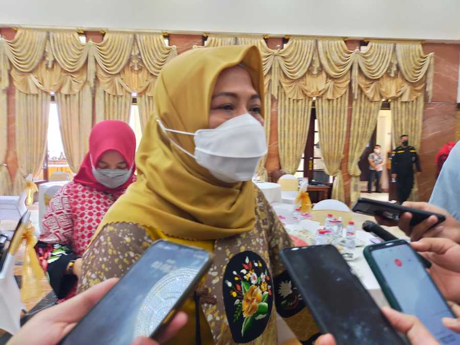 Plt Kepala DP5A Kota Surabaya Antiek Sugiharti.