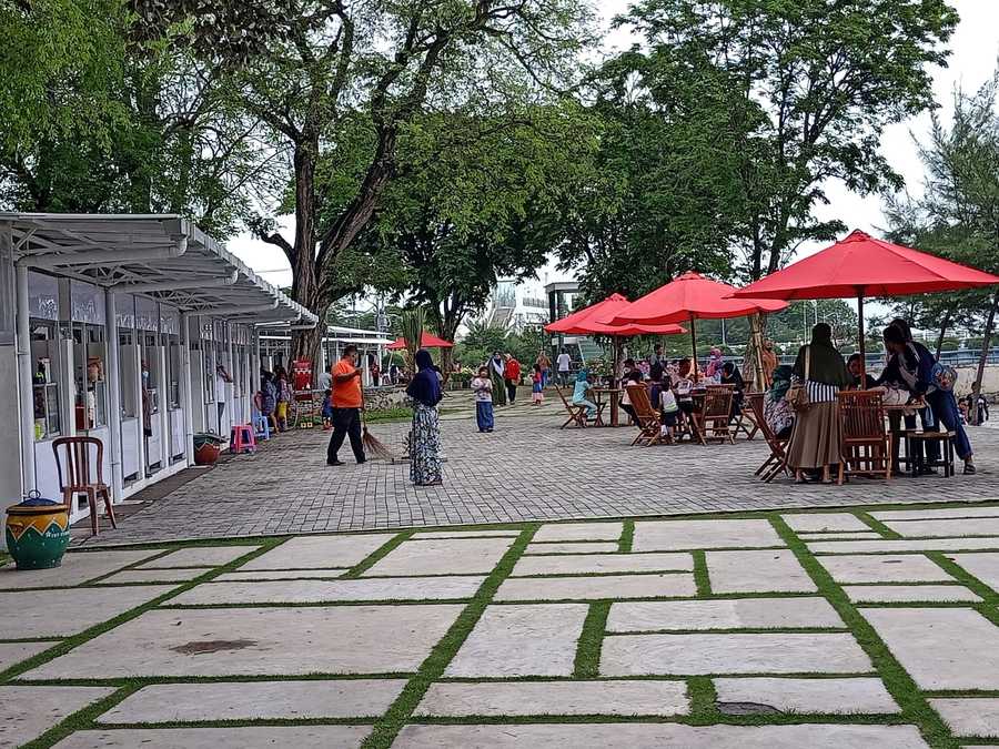 Tempat Hiburan Pantai (THP) Kenjeran Surabaya.