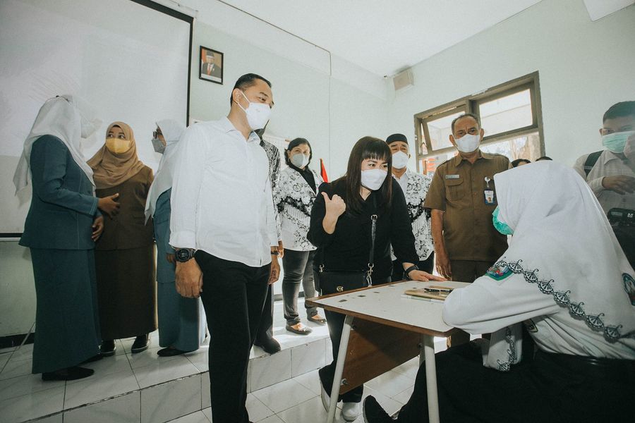 Wali Kota Surabaya Eri Cahyadi meninjau langsung pelaksanaan PTM di minggu pertama masuk sekolah.
