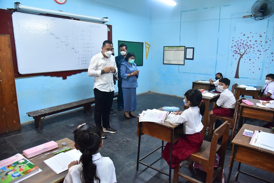 Wali Kota Surabaya Eri Cahyadi saat meninjau PTM di salah satu sekolah.