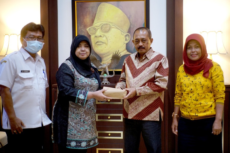 Wawali Surabaya Armuji saat memberikan bantuan stimulus kepada UMKM Wonokromo.