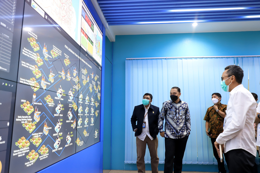 Wali Kota Surabaya Eri Cahyadi dan jajaran direksi PDAM.