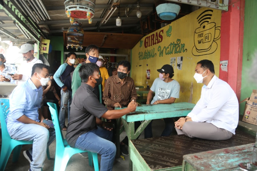 Wali Kota Surabaya Eri Cahyadi saat menyambangi warga kampung nelayan Nambangan Perak.