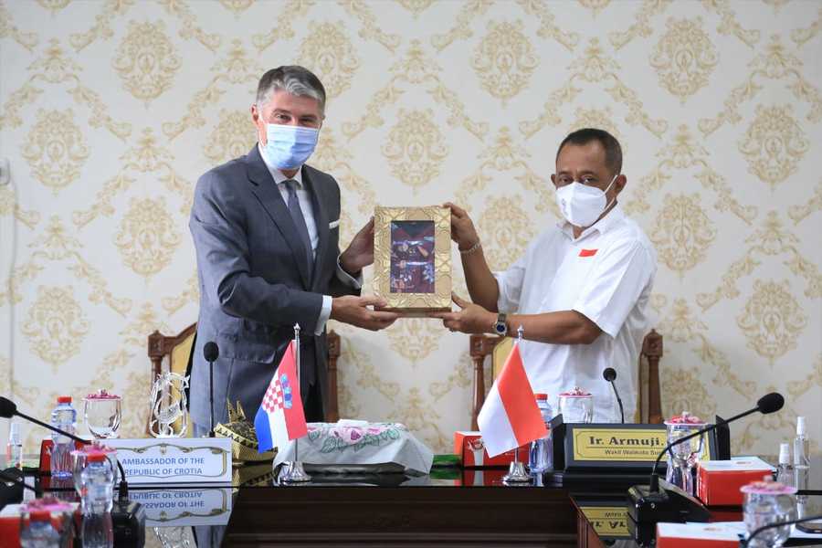 Wakil Wali Kota Surabaya Armuji dan Duta Besar Kroasia untuk Indonesia Nebosja Koharovic.