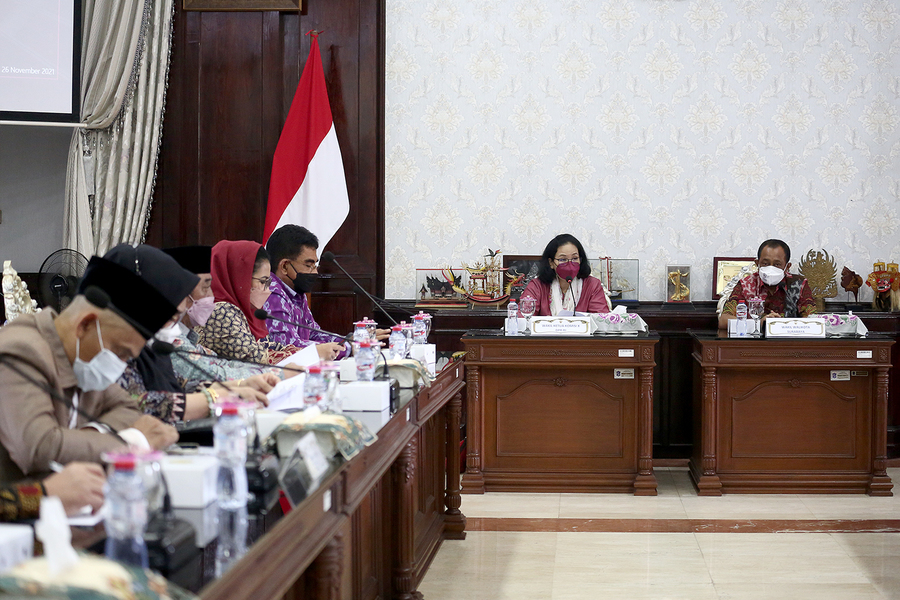 Wawali Armuji dan jajaran Dispendik Surabaya saat menerima kunjungan anggota Komisi X DPR RI. (IST)