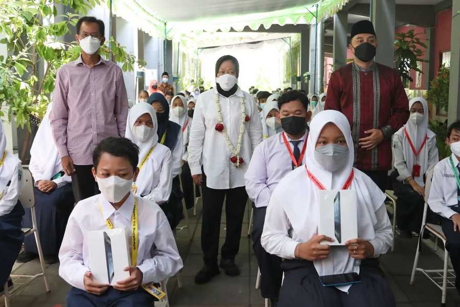 Suasana pemberian bantuan 105 unit tablet kepada siswa atau anak-anak yang kurang mampu di eks lokalisasi Dolly, Sabtu (23/10/2021).