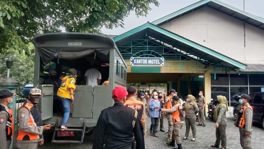 Suasana razia Hari Valentine di Kota Surabaya.
