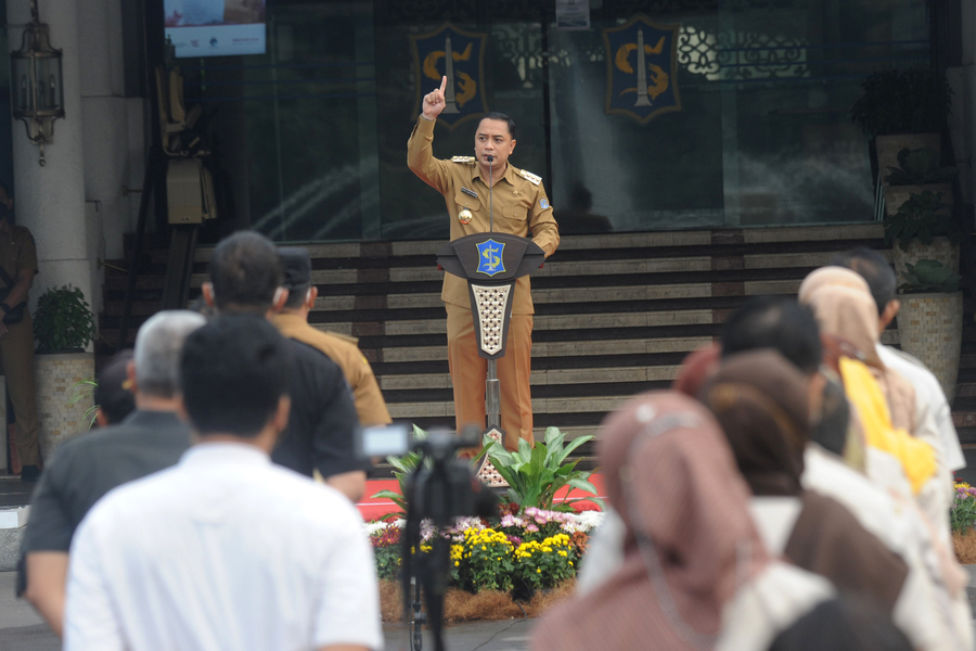 Suasana apel pagi di halaman Balai Kota Surabaya.