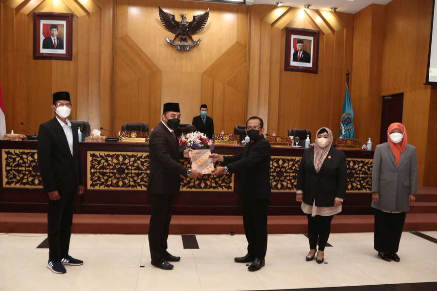 Suasana rapat paripurna dengan agenda penyampaian pengantar Nota Keuangan Rancangan APBD (R-APBD) 2022 oleh Wali Kota Surabaya Eri Cahyadi.