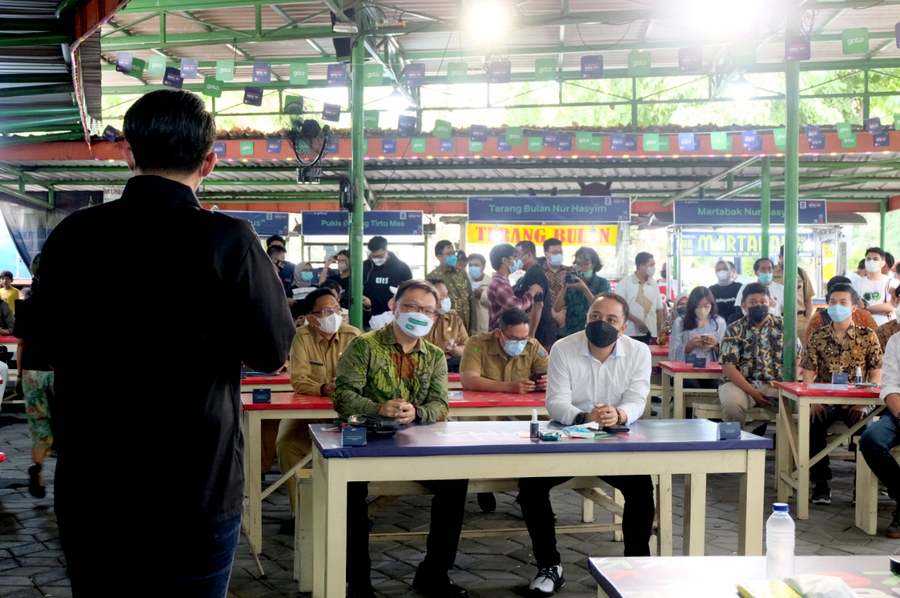 Diskusi Cangkrukan dengan pelaku UMKM Surabaya, senin (8/11).
