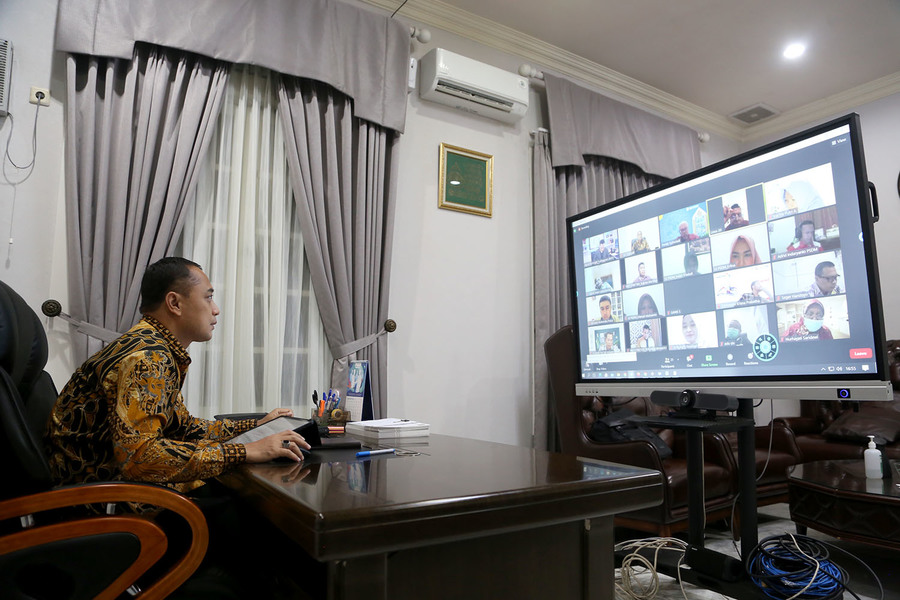 Wali Kota Surabaya Eri Cahyadi saat mengikuti kuliah daring S3 Unair.