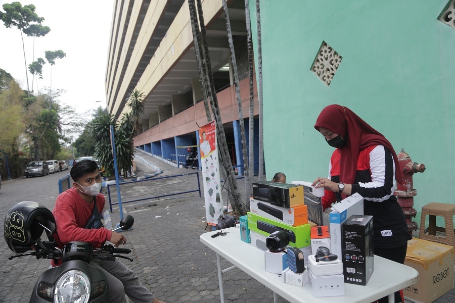 Ppedagang eks Hi-Tech Mall sedang melakukan transaksi. (surabaya.go.id)