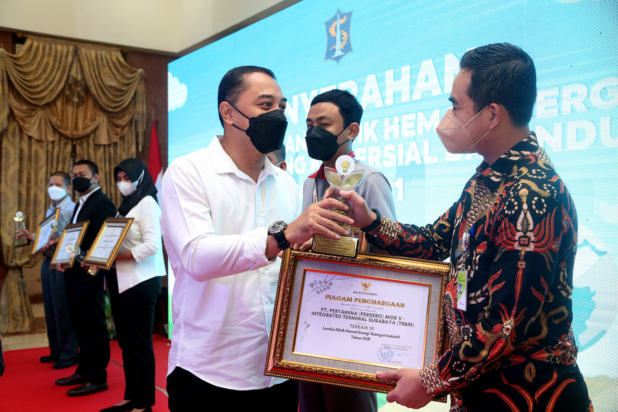 Wali Kota Surabaya Eri Cahyadi memberikan penghargaan kepada 20 perusahaan swasta hemat energi.