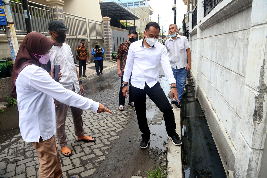 Wali Kota Surabaya Eri Cahyadi saat memantau saluran di Lebak Permai III, Kelurahan Gading, Kecamatan Tambaksari, Surabaya.