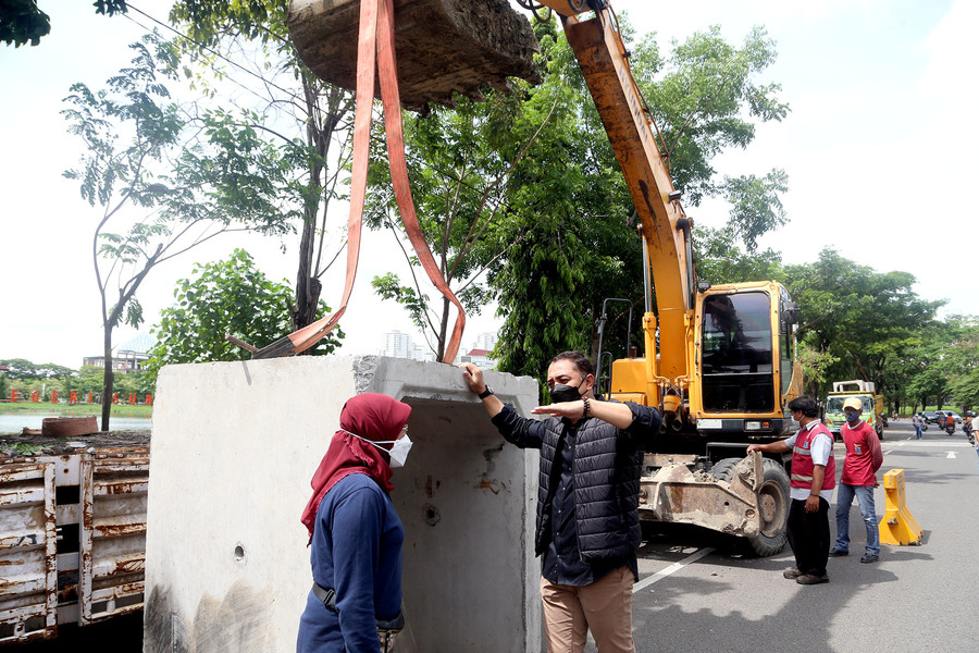 Wali Kota Surabaya Eri Cahyadi saat meninjau saluran air di Surabaya Barat.