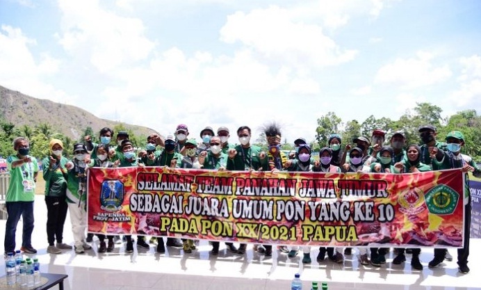 Tim panahan Jatim foto bersama usai menjadi juara umum di PON XX 2021 Papua.