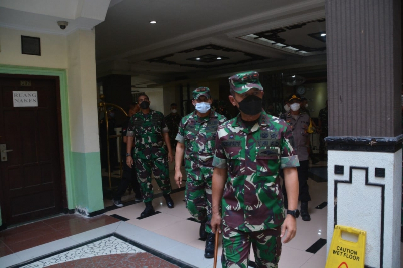 Pangdam V/Brawijaya saat meninjau hotel yang akan menjadi lokasi karantina para pekerja migran. (Pendam V/Brawijaya)