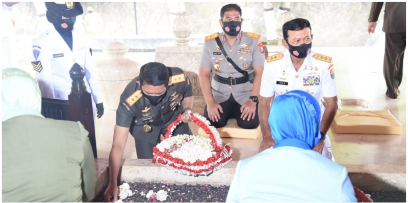 Para Jenderal TNI-Polri di Makam Bung Karno, Blitar.