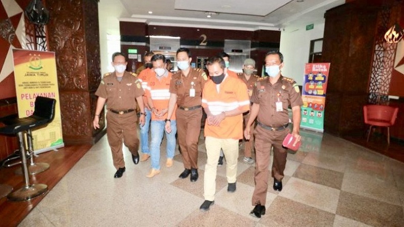 Tersangka pembobolan Bank Jatim digiring menuju tahanan Kejati Jatim