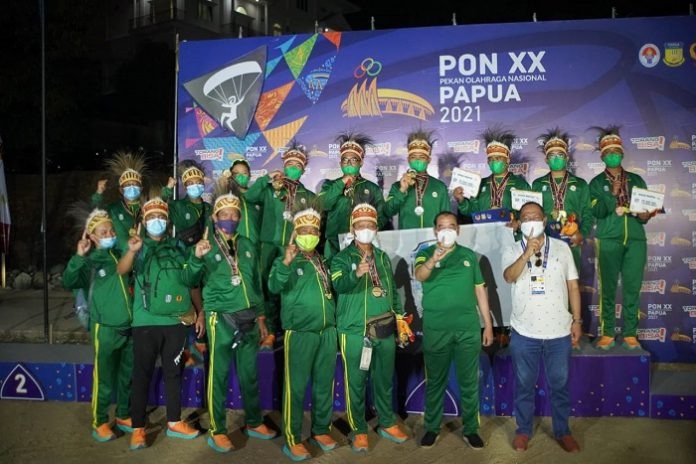 Tim paralayang dan pengurus KONI Jatim foto bersama di lokasi Upacara Penghormatan Pemenang (UPP).