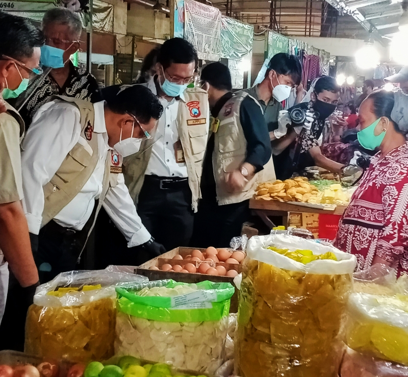 TPID Jatim dipimpin Kadis Disperindag Jatim Drajat Irawan saat sidak pengendalian Inflasi di Pasar Surabaya. (Kominfo Jatim)