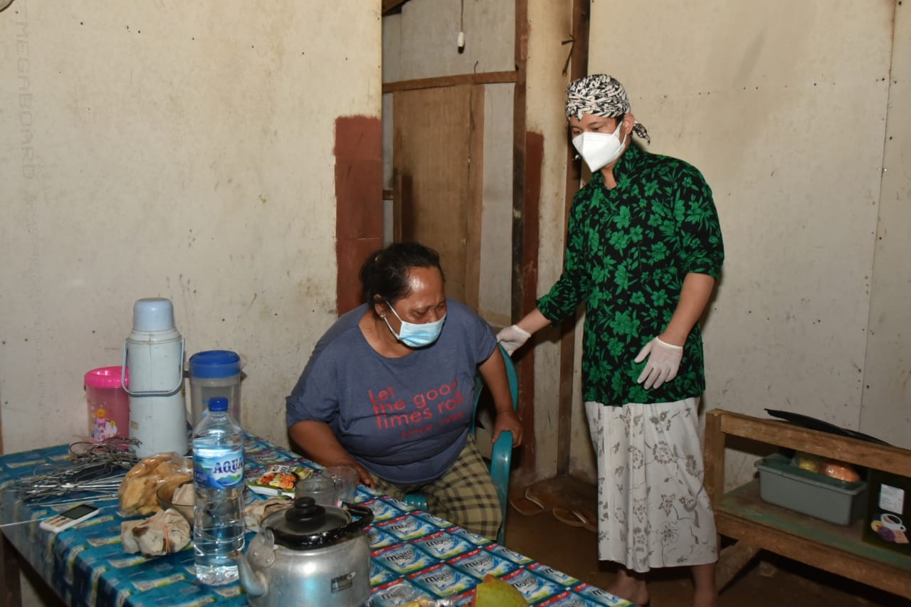 Bupati Trenggalek M Nur Arifin saat mendatangi rumah warga dan meminta maaf.