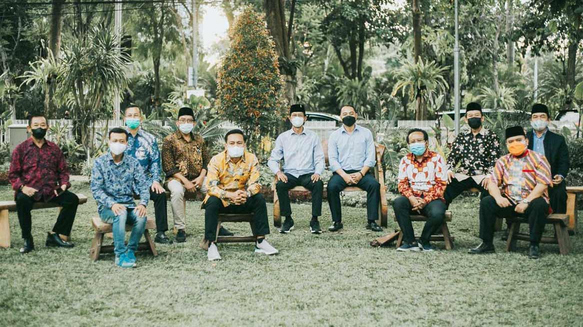 FOTO BERSAMA: Wali Kota Surabaya Eri Cahyadi bersama 10 pimpinan parpol di Kota Pahlawan.