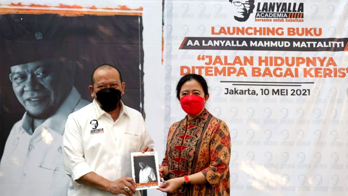 Ketua DPD RI La Nyalla Mattalitti dan Ketua DPR RI Puan Maharani saat peluncuran buku “AA LaNyalla Mahmud Mattalitti: Jalan Hidupnya Ditempa Bagai Keris”.