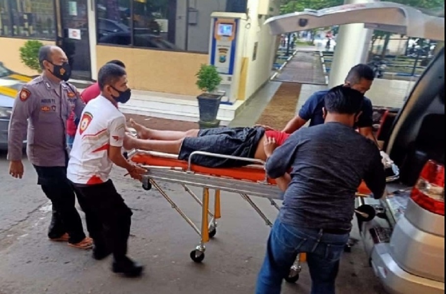 Fera Setiadi, tersangka pembunuhan ayah kandung di Trenggalek saat dilarikan ke RS 