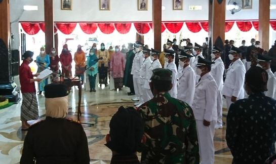  Bupati Trenggalek Mochamad Nur Arifin saat melantik 15 kades. (ist)