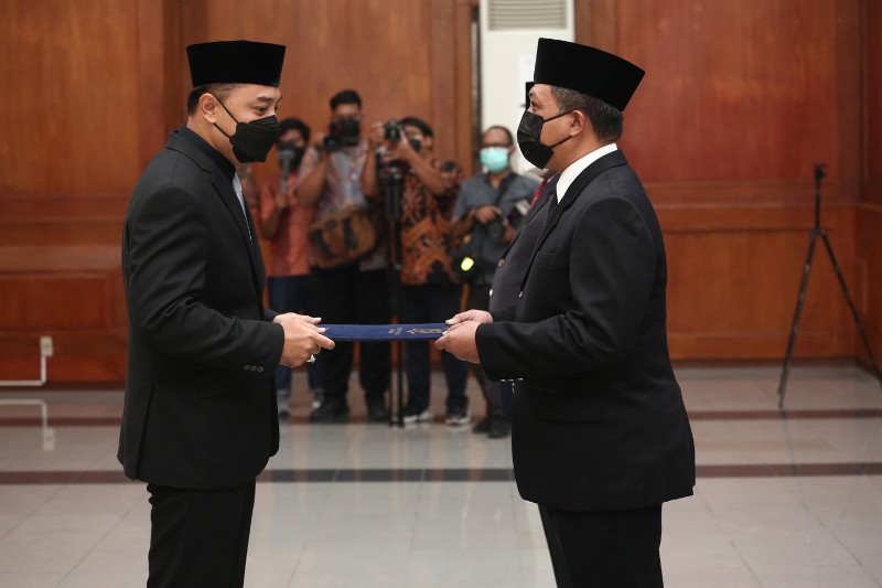Wali Kota Surabaya saat melantik pejabat baru 
