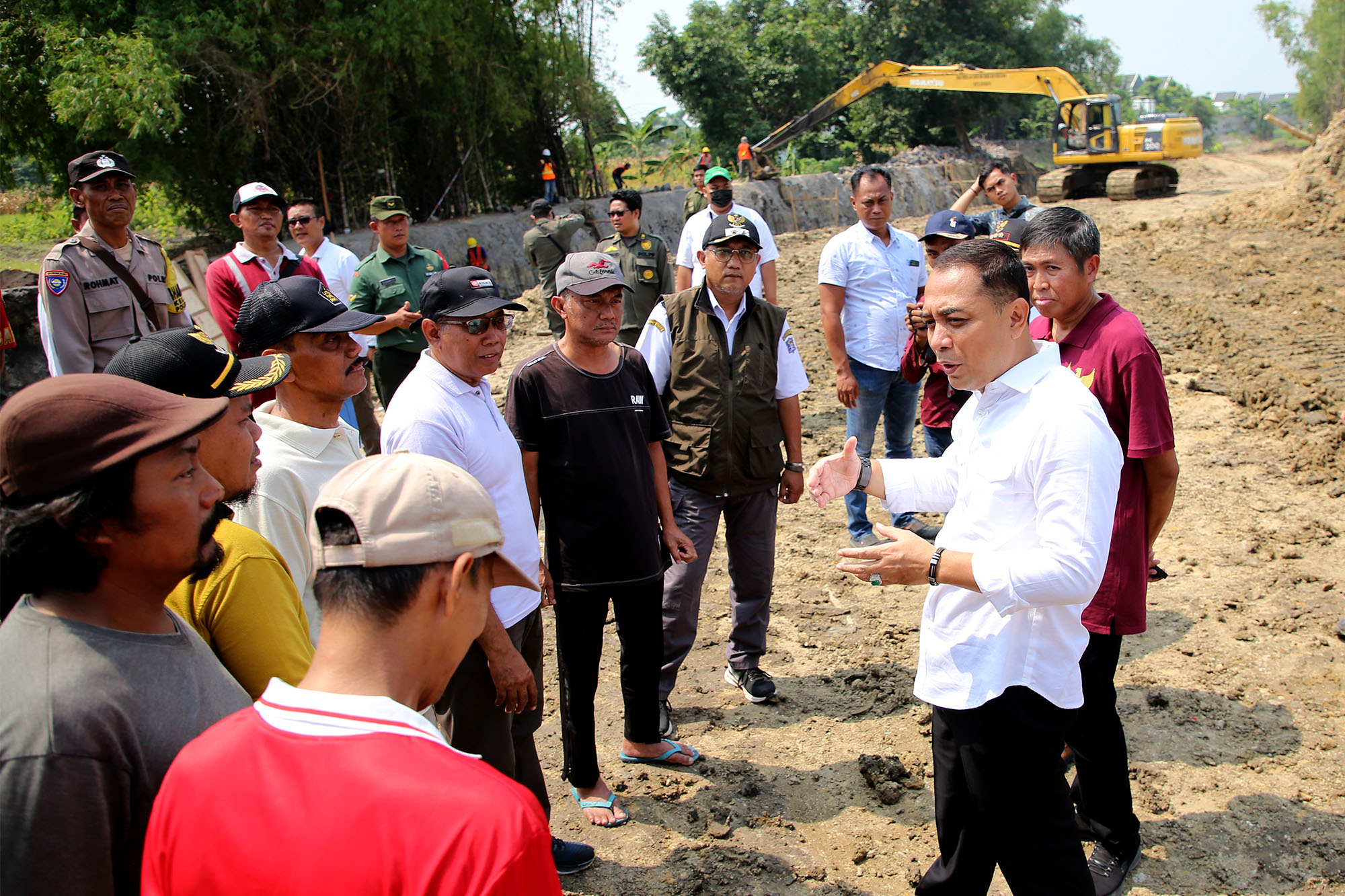 Wali Kota Eri Cahyadi sidak pembangunan saluran di Pakal, Kamis (28/3/2024).