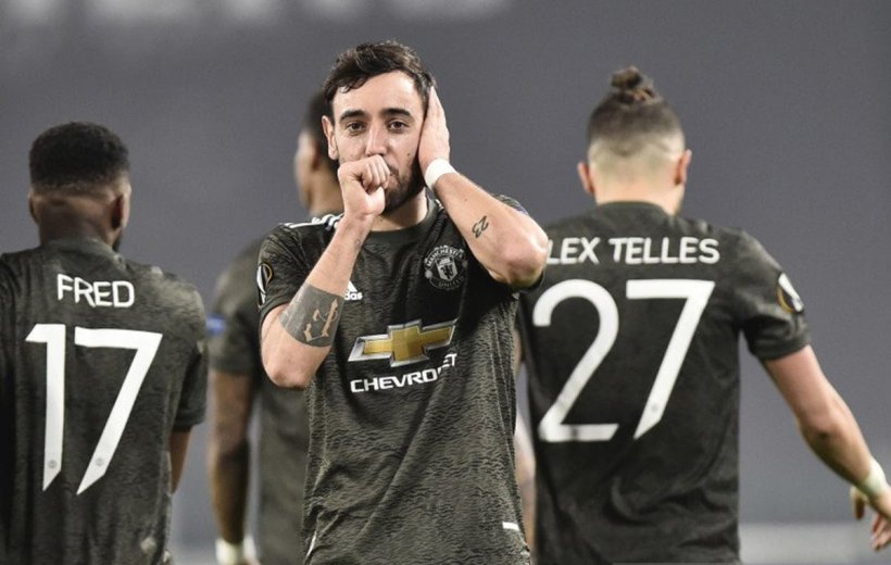 Pemain Manchester United Bruno Fernandes merayakan golnya ke gawang Real Sociedad dalam leg pertama 32 besar Liga Europa di Stadion Allianz Arena, Turin, Jumat (19/2/2021) dinihari WIB. (REUTERS)