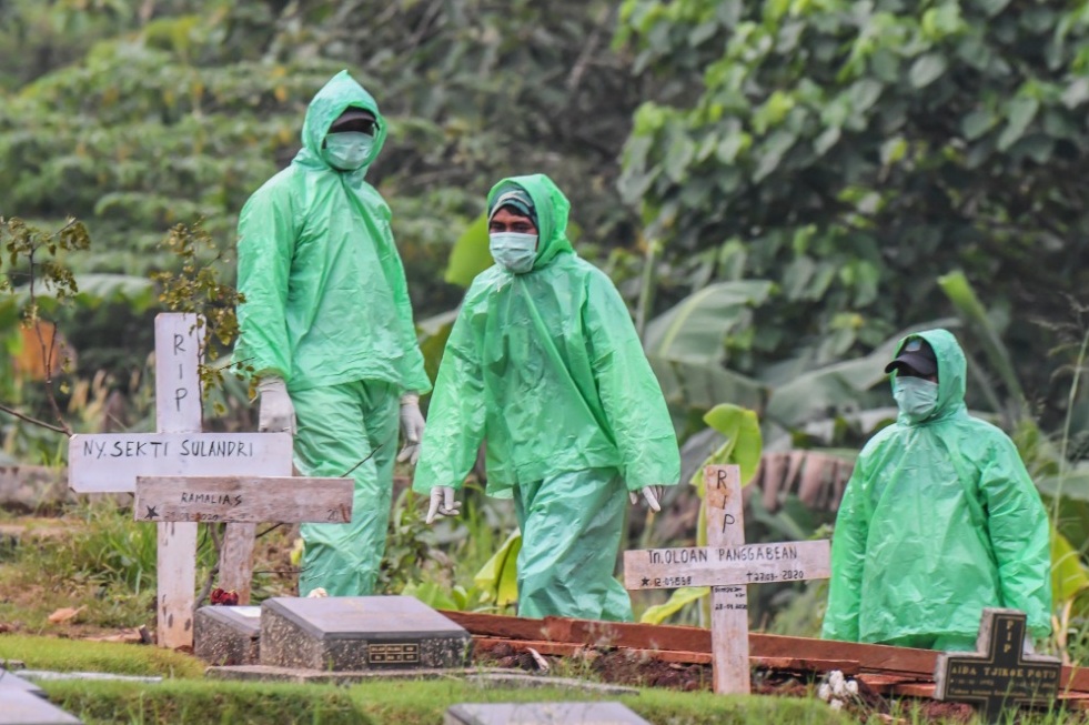 Petugas pemakaman memeriksa lahan makam untuk jenazah pasien COVID-19 di TPU Pondok Ranggon, Jakarta, beberapa waktu lalu. | indonesia.go.id