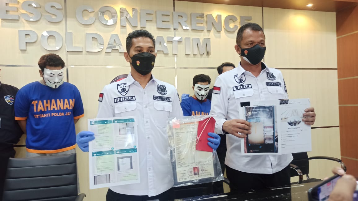 Tim Subdit V/Siber Ditreskrimsus Polda Jatim merilis kasus dugaan pemalsuan dokumen