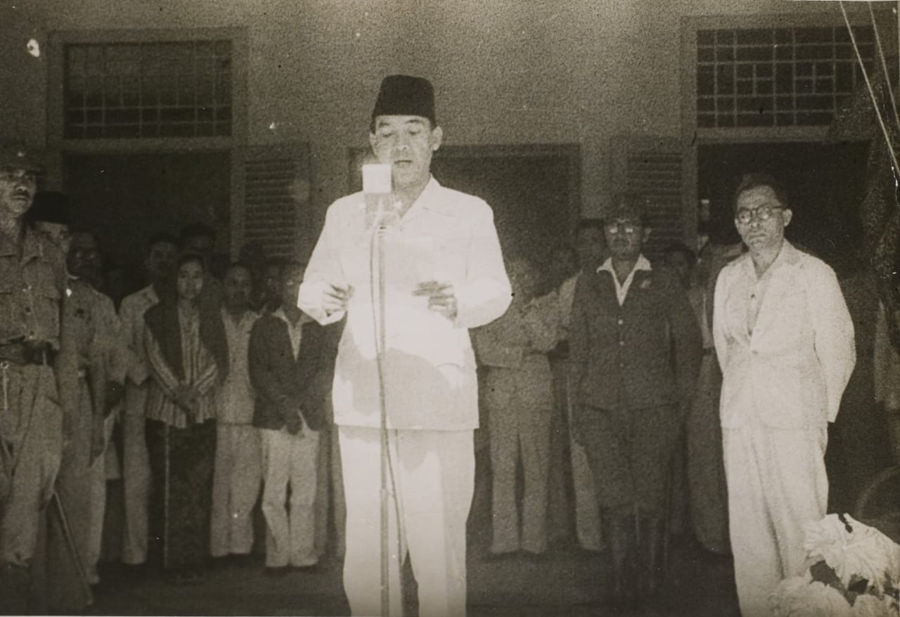 Soekarno membacakan teks Proklamasi Kemerdekaan Indonesia pada Jumat, 17 Agustus 1945, pukul 10.00 WIB. (Ist)