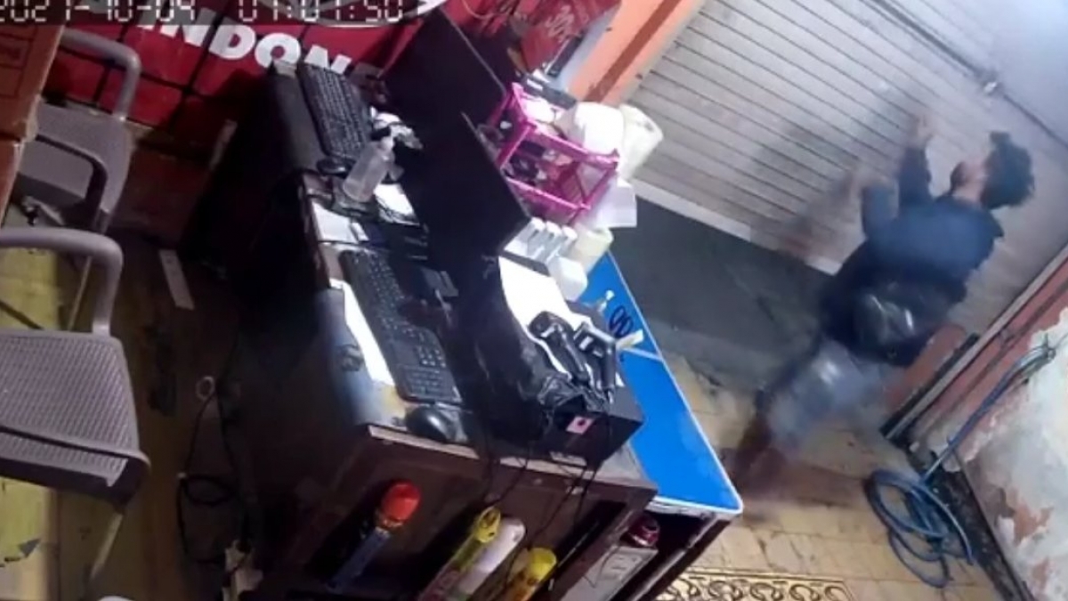 Tangkapan layar rekaman aksi pencurian yang terekam CCTV.