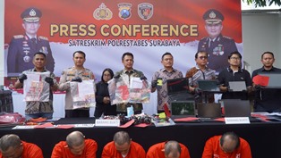 Polrestabes Surabaya merilis hasil tangkapan pelaku pembobolan di rumah elit