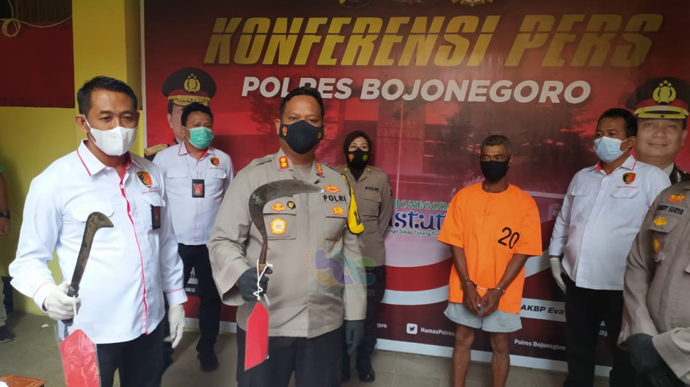 LS, tersangka pembunuhan dan barang bukti ditunjukkan dalam konferensi pers di Mapolres Bojonegoro, Senin (22/2/2021) 